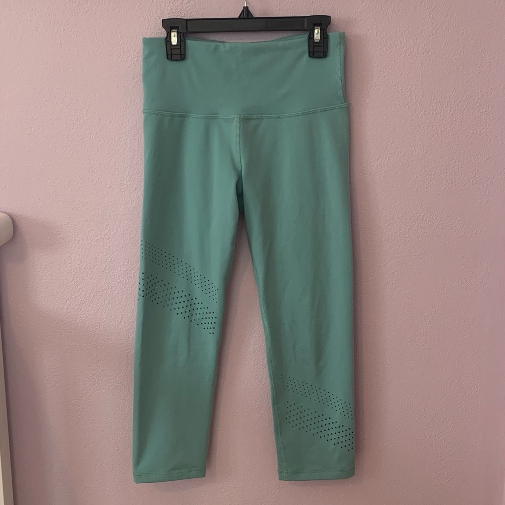 Women’s crop high waisted elevate leggings